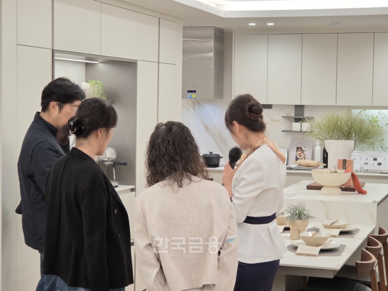 23일 ‘계양신도시 카이브 유보라’ 견본주택을 찾은 방문객들이 전용 84㎡A 타입 내부를 둘러보며 분양 관계자의 설명을 듣고 있다. /사진=조범형 기자