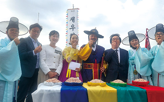 ▲ 마포나루 새우젓 축제 현장에서 황포돛배와 전통 복장을 활용해 옛 마포나루의 모습을 재현하고 있다. 마포나루 새우젓 축제장을 찾은 시민들이 전국 각지에서 온 새우젓을 살펴보고 있다. 사진 = 주현태 기자