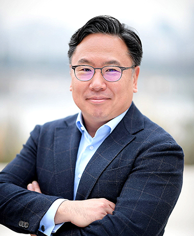 △미국 서던캘리포니아대(USC) 국제관계학 석사 / 미국 컬럼비아 비즈니스스쿨·영국 런던비즈니스스쿨 MBA / SC제일은행 소매금융 부행장 / VISA 한국·몽골 총괄 / 크립토닷컴 한국 총괄 / 現)한국신용평가 대표이사