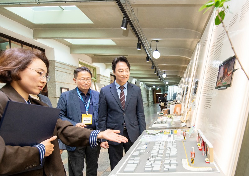 김경대 용산구청장이 생활실험실을 통해 지역 골목 상황을 살펴보는 모습./사진제공=용산구