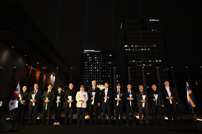 지난 24일 고광민 서울시의회 도시계획균형위원장은 이도희 부위원장, 최종부 위원과 함께 광화문광장 ‘감사의 정원’에서 열린 스웨덴 석재 기증 기념행사에 참석했다. /사진제공=서울시의회
