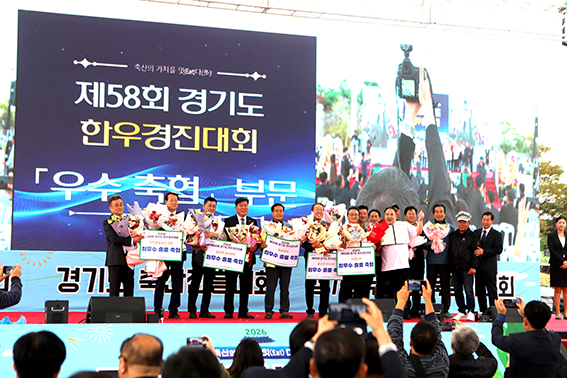 ▲ 왼쪽 네 번째부터 이덕우 남양주축협 조합장, 이철호 파주연천축협 조합장, 양기원 포천축협 조합장, 방희력 평택축협 조합장 등이 기념촬영을 하고 있다.