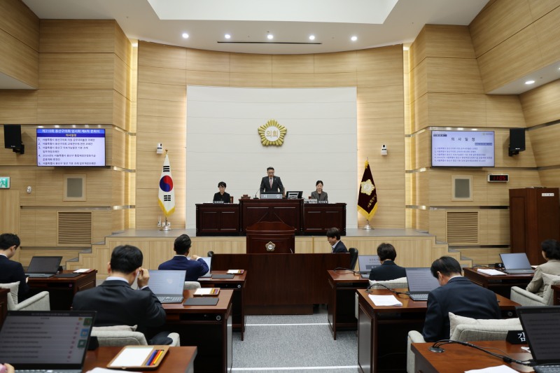 장정호 용산구의회 의장이 본회의장을 주재하는 모습. /사진제공=용산구의회