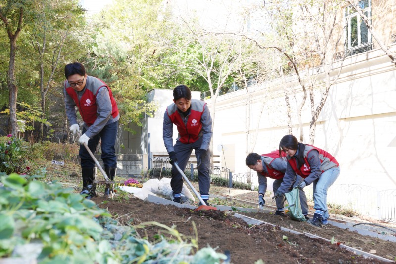 롯데건설 ‘샤롯데 봉사단’이 27일 경기도 성남시 소재 분당 보바스기념병원에서 환자와 보호자를 위한 치유 정원을 조성하는 봉사활동에 참여하는 모습. /사진제공=롯데건설
