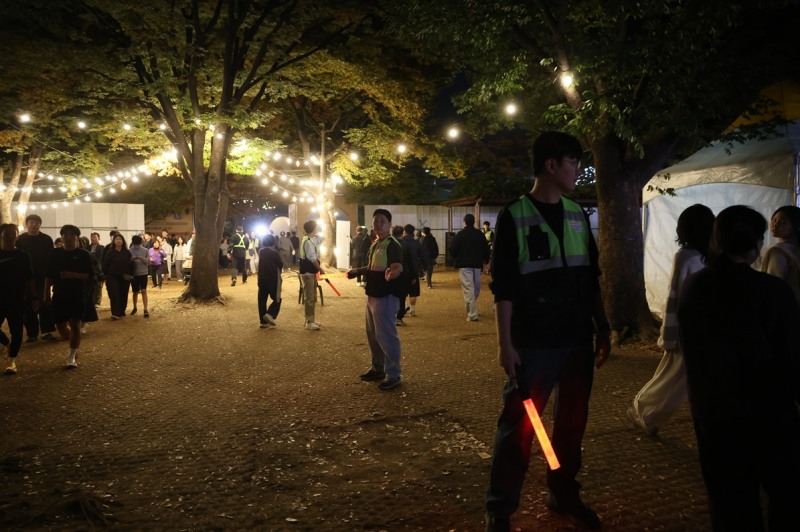 한성백제문화제 안전요원이 현장을 살피는 모습./사진제공=송파구