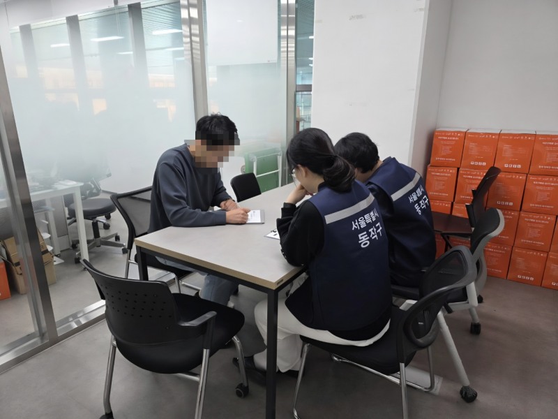 체납관리단이 복지 상담을 진행하고 있는 모습. /사진제공=동작구