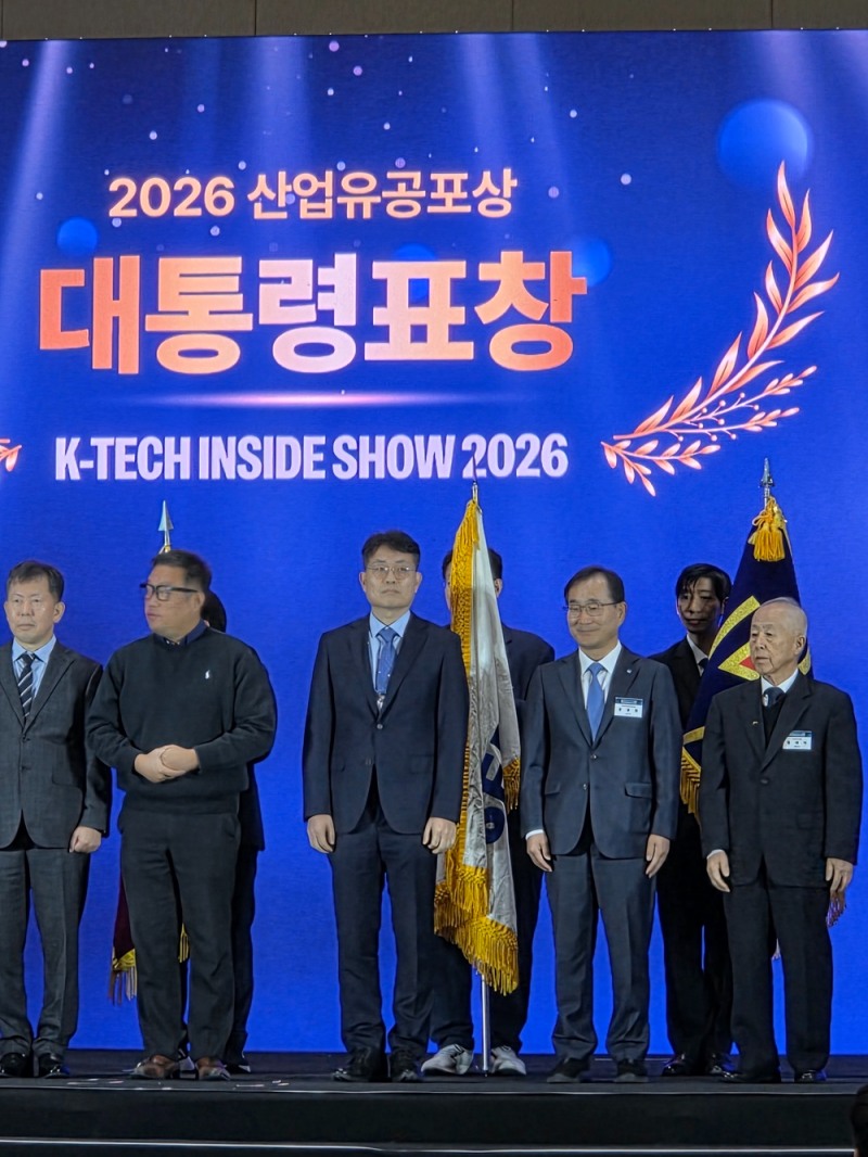 문창환 IBK캐피탈 대표(왼쪽에서 네번째)가 2026 산업유공포상 대통령 표창 수상 후 기념촬영을 하고 있다.(2026.10.28.)./사진제공=IBK캐피탈