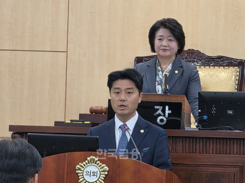 28일 서울 영등포구의회 제272회 임시회 본회의에서 김태현 의원이 5분 자유발언을 통해 문래동 철공업체의 임대료 상승과 개발 압력에 따른 어려움을 지적하며, 산업 기반 유지와 이전 지원을 위한 중장기 대책 마련을 촉구하고 있다. /사진=조범형 기자