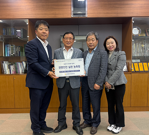 ▲ 왼쪽부터 박정묵 NH농협손해보험 경기총국장, 유동현 일죽농협 조합장, 박광욱 상임이사, 주미현 상무 등 관계자들이 중대재해 배상책임보험 현판식에서 기념촬영을 하고 있다.