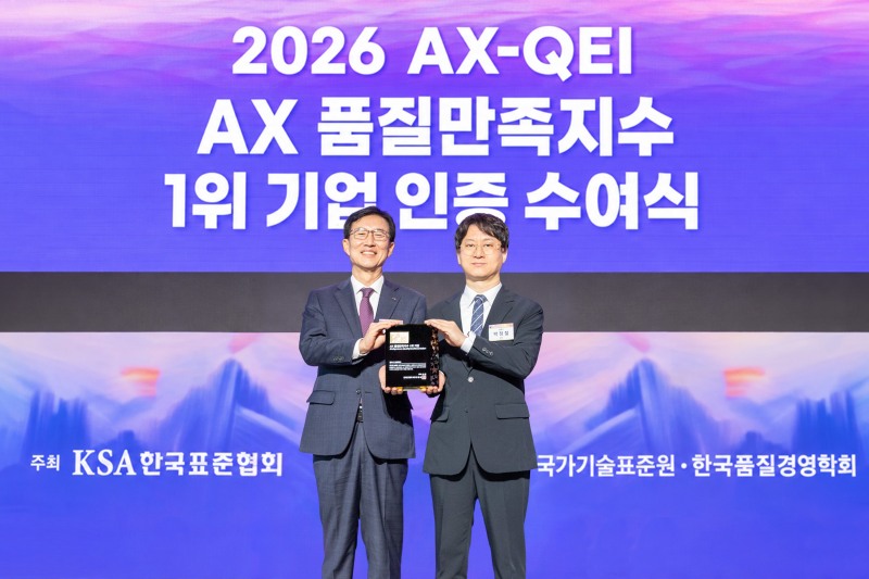 문동민 한국표준협회장(왼쪽)과 박정철 코웨이 워터개발1실장이 '2026 AX 품질만족지수(AX-QEI)' 인증 수여식에서 기념 촬영을 하고 있다. /사진=코웨이
