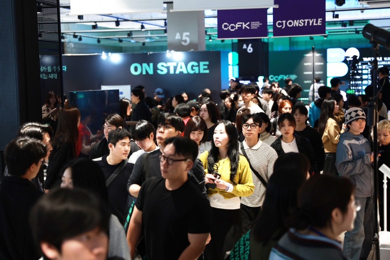 지난 22일 서울 코엑스에서 열린 '크리에이터 커머스 페스티벌 코리아 2026(CCFK)' 행사장에 있는 관람객들. /사진=CJ온스타일