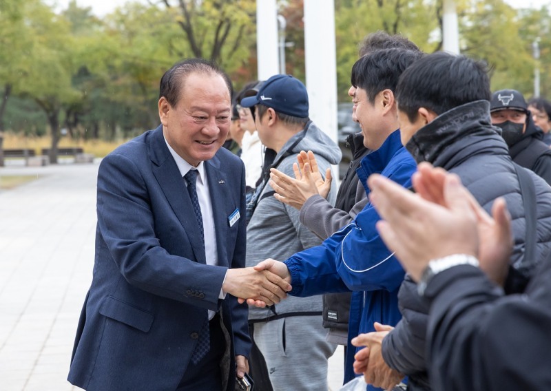 유동균 마포구청장이 29일 오전 ‘환경공무관 한마음 걷기대회’에서 환경공무관을 격려하고 있다./ 사진제공=마포구