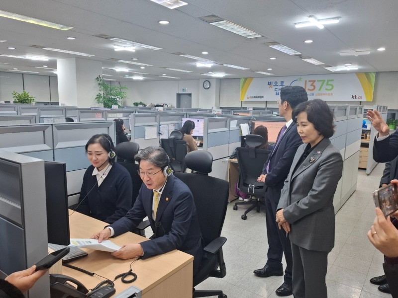 29일 신용회복위원회 1375 콜센터에서 열린 현장간담회 전 이억원 금융위원장이 채무로 고민하는 고객을 대상으로 콜센터 상담을 하고 있다. / 사진=장호성 기자