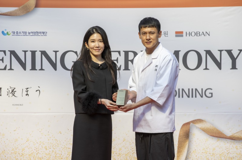 김윤혜 호반프라퍼티 경영총괄사장(왼쪽)과 ‘H다이닝’ 4기 선정 브랜드 아사네보 관계자가 30일 경기도 수원시 아브뉴프랑 광교점에서 열린 정식 오픈 행사에 참석해 기념촬영을 하고 있다. /사진제공=호반그룹