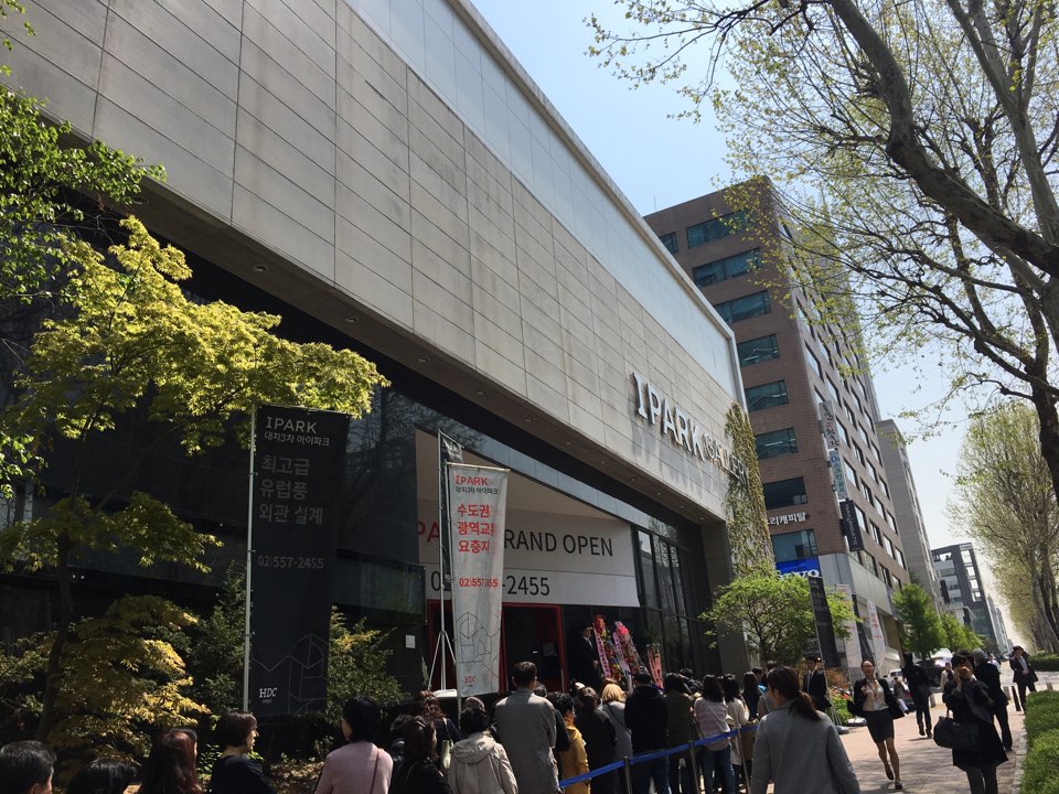 △ 대치3차 아이파크 견본주택 앞에 수요자들이 길게 늘어섰다.