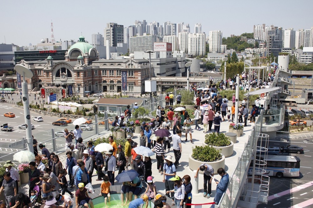 △개장 이틀째인 21일 찾은 ‘서울로 7017’ 많은 시민들이 산책을 즐기고 있다 /사진=김승한 기자