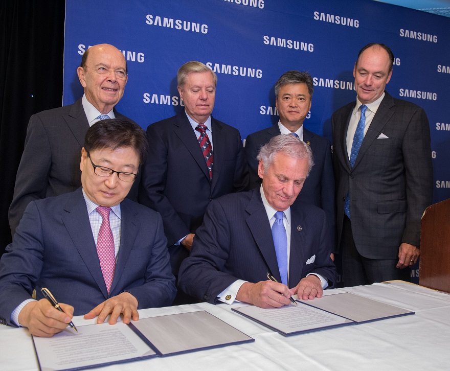 △28일(현지 기준) 미국 워싱턴DC에 있는 윌라드 호텔에서 윤부근 삼성전자 CE부문 대표이사와(앞줄 왼쪽) 헨리 맥마스터 사우스캐롤라이나 주지사가 뉴베리 카운티 삼성전자 가전 공장 설립 투자 의향서에 서명하고 있다 /사진제공=삼성전자