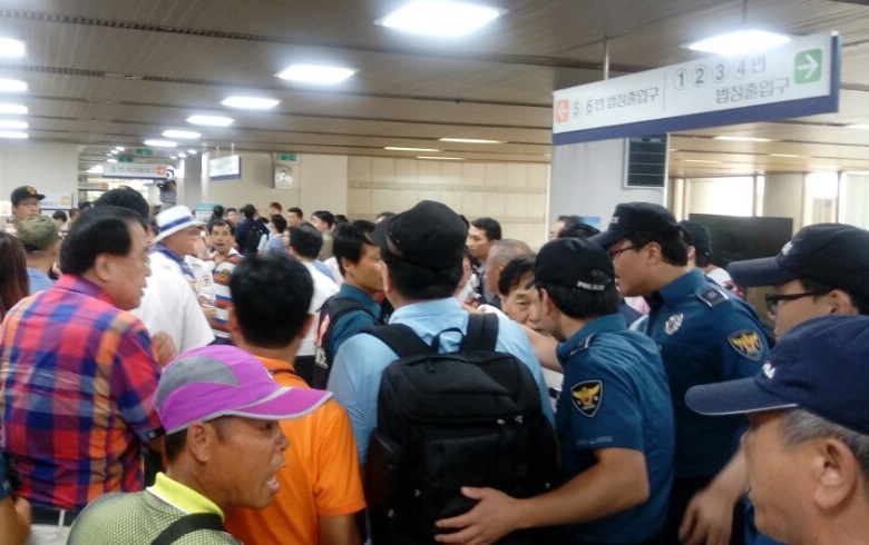 △ 7일 낮 이재용 삼성전자 부회장에 대한 1심 재판부의 마지막 공판을 앞둔 서울지법에서 ‘박사모’를 자처한보수단체 회원들이 욕설과 폭언 등으로 물의를 빚자 법원 보안요원과 경찰 등이 제지하며 몸싸움을 벌였다. 사진=한국금융신문