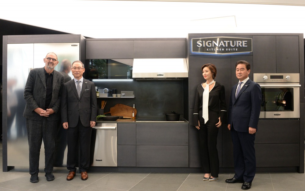 △(왼쪽부터)톰 메인 건축가, 송대현 LG전자 H&A사업본부장(사장), 배우 김성령, 최상규 LG전자 한국영업본부장(사장)이 17일 강남 논현동에서 열린 시그니처 키친 스위트 쇼룸을 오픈행사에 참석 후 기념촬영을 하고 있다 /사진제공=LG전자