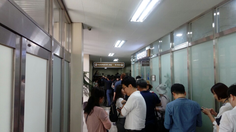 △22일 오전 서초동 서울회생법원 1호법정에서 이재용 삼성전자 부회장 선고 공판 방청권 응모 및 추첨발표에 참석하기 위해 많은 시민들이 줄 서 있다 /사진=한국금융신문