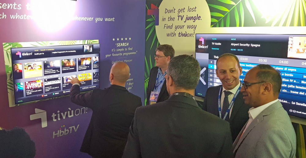 △현지 방송업계 관계자들이 14일(현지시간) 부터 19일까지 네덜란드 암스테르담에서 진행되는 IBC 2017(International Broadcasting Convention) 티뷰 부스에서 삼성 스마트 TV로 시연되는 HbbTV 2.0.1 방송서비스 '티뷰앱'을 살펴보고 있다 /사진제공=삼성전자