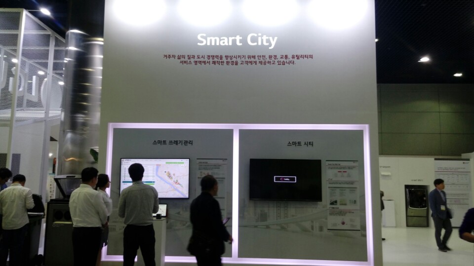 △LG유플러스가 11일 코엑스에서 열린 ‘사물인터넷 국제전시회’에서 ‘스마트시티’를 선보였다 /사진=한국금융신문