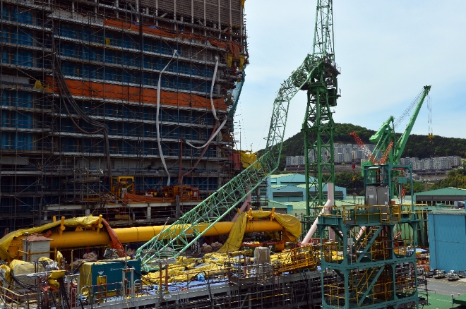 5월 1일 삼성중공업 조선소 작업현장에서는 대형 크레인끼리 부딪혀 한대가 넘어지면서 근로자 6명이 사망했다. 사진=해경.