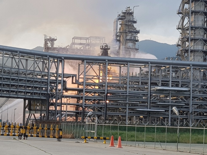 여수산단 GS칼텍스 2공장에서 지난달 10일 폭발음과 함께 검은 연기가 치솟으면서 화재가 발생했다.사진=소방청