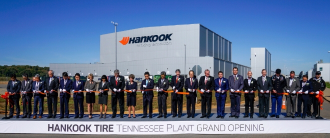 17일(현지시간) 한국타이어 테네시 공장 준공식에 클락스빌 시장 킴 맥밀란 및 정부 관계자, 한국타이어 대표이사 서승화 부회장을 비롯한 임직원과 협력업체 등 약 300여명이 참석한 가운데 진행됐다.*왼쪽부터 10번째 '클락스빌 시장 킴 맥밀란(Kim McMillan), 한국타이어 월드와이드 대표이사 조현식 사장, 한국타이어 대표이사 서승화 부회장, 테네시주 상공부장관 밥 롤프(Bob Rolfe), 주애틀랜타총영사관 김성진 총영사 등이 참석했다.사진=한국타이어.