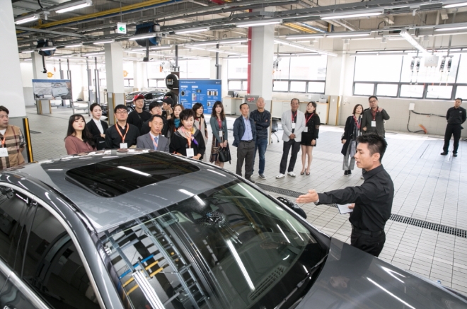 수원 서비스센터의 전문 테크니션이 메르세데스-벤츠 차량의 편의기능에 대해 소개하고 있다.사진=벤츠코리아.