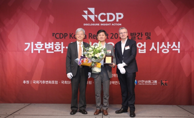‘2017 CDP 기후변화 대응 우수기업 시상식’ 행사에서 ‘탄소경영 섹터 아너스’로 선정된 수상자 및 시상 관계자들이 기념 촬영을 하고 있다. (왼쪽부터) CDP 한국위원회 장지인 위원장, 한국타이어월드와이드 HR부문장 윤순기 전무, CDP 영국본부 회장 폴 디킨슨. 사진=한국타이어.