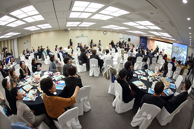 ▲서울Y를 통해 새 삶을 살게 된 이동현 Y청년의 이야기를 듣는 참석자들