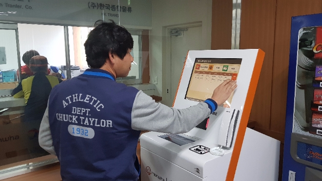 한화토탈이 정보통신기술을 접목한 출하업무와 모바일 기기에서 주문 및 배송이 가능한 스마트영업·물류시스템을 오픈하고 고객 서비스 강화에 나섰다. 사진은 운송기사가 전용 키오스크(KIOSK)를 통해 직접 출하서류 업무를 진행하는 모습. 사진=한화토탈.