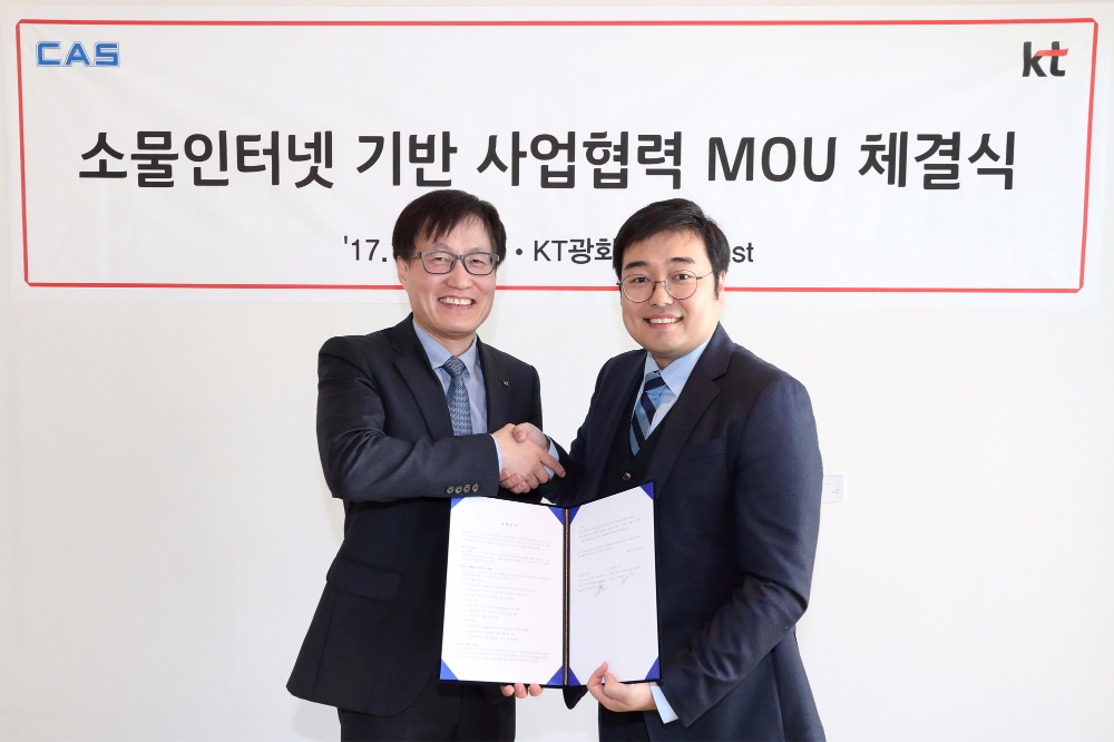 △김준근 KT GiGA IoT 사업단장과 김태인 ㈜카스 대표이사가 업무협약을 체결하고 악수를 하고 있다