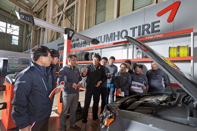 금호타이어는 ‘금호타이어 대전 세일즈 트레이닝 센터’에서 수입차 타이어 전문가 육성을 위한 ‘수입차 타이어 및 기초 경정비 서비스 전문가 육성 과정’을 실시했다. 사진은 프로그램 교육 진행 모습. 사진=금호타이어.
