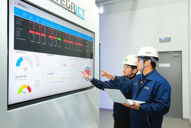 현대중공업 직원들이 ESS센터에서 공장 내 에너지 현황을 확인하는 모습. 사진=현대중공업.