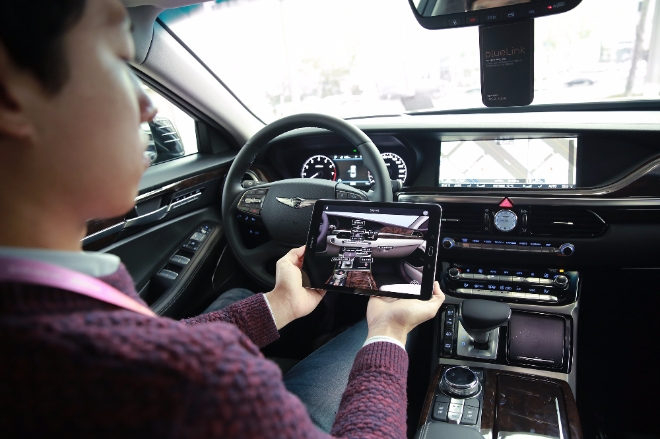 ‘제네시스 버추얼 가이드’앱에서 ‘AR매뉴얼’ 기능을 사용하고 있는 모습. 사진=제네시스.