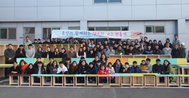 25일 창원공장에서 장애인 및 아동들에게 필요한 책상, 책꽂이, 서랍장 등을 직접 조립해 전달했다. 사진=효성.