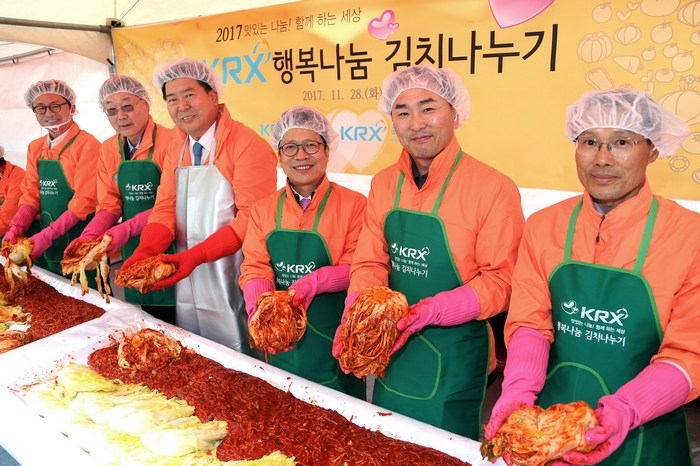 한국거래소(KRX) 국민행복재단은 28일 오후 1시30분 여의도 한국거래소 사옥 앞에서 ‘2017년 KRX행복나눔 김치나누기’ 행사를 개최했다. (오른쪽부터)주영섭 KRX국민행복재단 감사, 임정배 대상(주) 대표, 정지원 한국거래소 이사장, 조길형 영등포구청장, 변상무 KRX국민행복재단 이사, 유상호 KRX국민행복재단 이사/자료=한국거래소