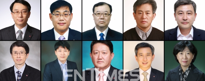 (사진 첫 번째 왼쪽부터)노기수 LG화학 사장 (중앙연구소장), 정찬식 부사장(ABS사업부장), 유지영 부사장 (재료사업부문장), 이진규 수석연구위원 (부사장), 이종구 전무 (PVC 가소제사업부장), 최승돈 전무 (자동차전지.개발센터.Cell개발담당), 김동명 전무 (소형전지사업부장), 홍영준 전무 (Display 재료사업부장), 권영운 전무 (중앙연구소.미래기술연구센터장). 조혜성 전무 (중앙연구소.분석센터장). 사진=LG화학.