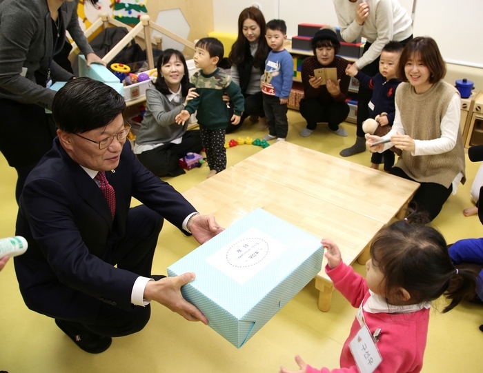 NH투자증권은 5일 여의도 농협재단빌딩 2층에 NH투자증권 어린이집을 개원했다고 밝혔다. 김원규 NH투자증권 사장이 개원을 기념하며 어린이들에게 선물을 전달하고 있다./자료=NH투자증권