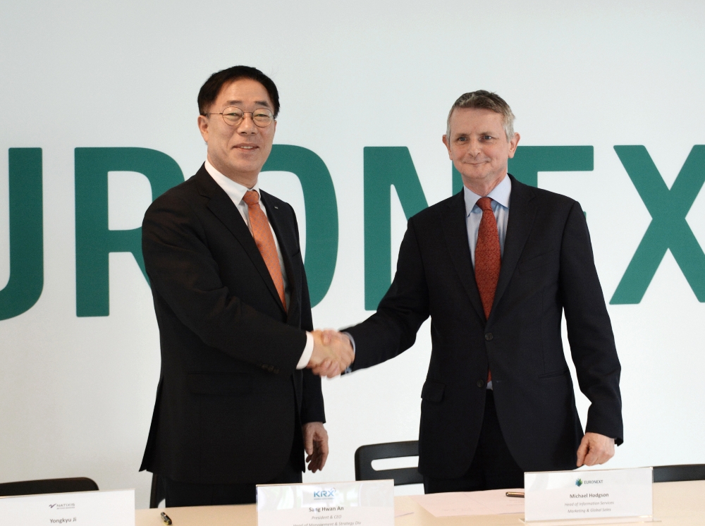 안상환 KRX 경영지원본부장과 호지슨(Hodgson) 유로넥스트 정보 및 시장∙글로벌세일즈 최고책임자가 계약 체결 후 악수를 나누고 있다.