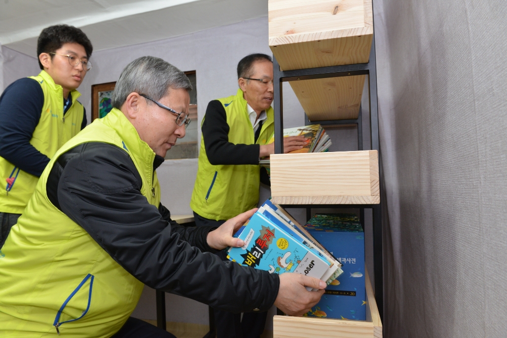 △오병관 대표이사(사진 왼쪽)와 헤아림봉사단이 서대문구 소재 저소득층 가정을 방문해 봉사활동을 펼치고 있다. / 사진=NH농협손해보험