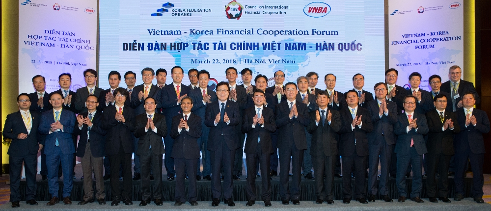 은행연합회 22일 베트남 하노이에서 베트남은행협회 및 해외금융협력협의회와 공동으로 한-베 금융협력포럼을 개최했다. 맨 앞 줄 왼쪽에서 다섯번째부터 레 꽁(Le Cong) 베트남은행협회 부회장, 응웬 또앙 탕(Nguyen Toan Thang) 베트남은행협회 사무총장, 최종구 금융위원장, 레 밍 홍(Le Minh Hung) 베트남 중앙은행 총재, 김태영 은행연합회장, 손상호 금융연구원장. / 사진= 은행연합회