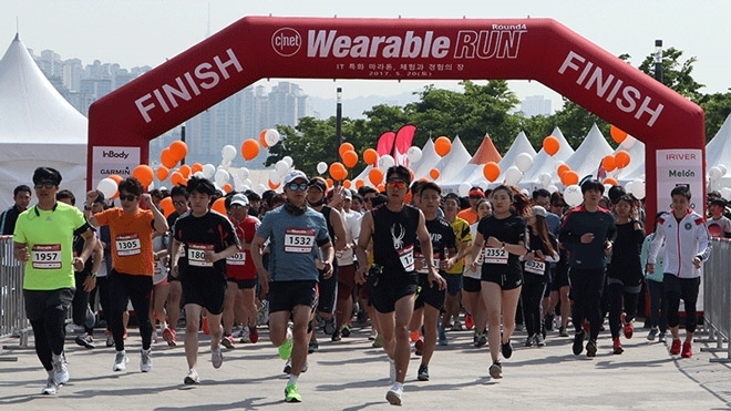 사진 : 지난해 개최된 제 4회 웨어러블런에서 참가자들이 출발선을 나서고 있다. (제공.씨넷코리아)