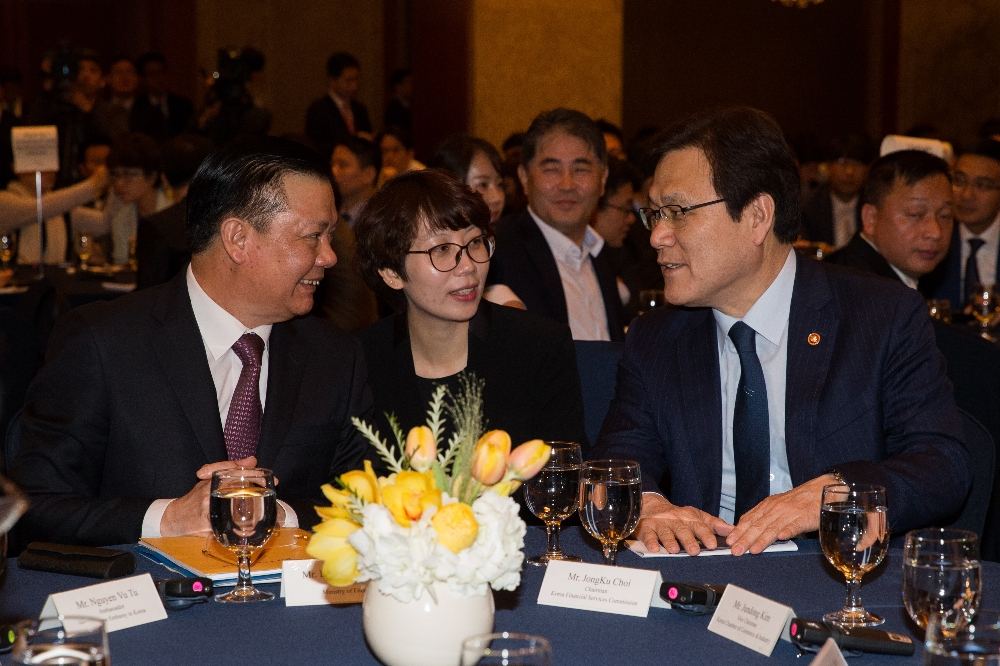 최종구 금융위원장(오른쪽)과 딩 띠엔 중(Ding Tein Dung) 베트남 재무부 장관이 18일 서울 명동 롯데호텔에서 열린 ‘베트남 재무부 장관 초청 투자환경 설명회’에 참석해 대화하고 있다.