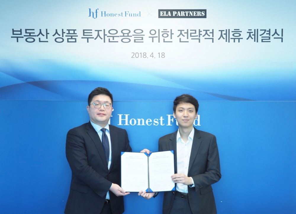 △서상훈 어니스트펀드 대표(오른쪽)가 ELA파트너스와 협약식 후 기념촬영을 하고 있다./사진=어니스트펀드