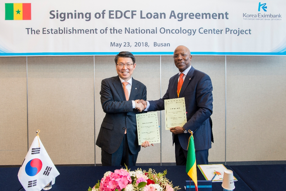 은성수 수은 행장(사진 왼쪽)과 마마두 게이 파예(Mamadou Gueye FAYE) 세네갈 주한대사가 23일 2018 한-아프리카 장관급 경제협력회의가 열린 부산 벡스코에서 만나 세네갈 국립암센터 건립사업에 총 8550만달러 규모의 EDCF를 지원하는 차관공여계약을 체결했다./사진제공=수출입은행