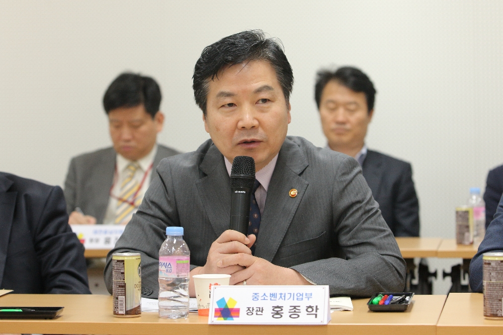 △홍종학 중소벤처기업부 장관은 제1회 중소벤처기업 해외진출지원협의회 지원계획에 관한 브리핑을 듣고 이야기 하고 있다./사진=중소벤처기업부