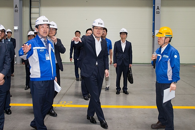 최종구 금융위원장은 20일 부산지역 금융현장 간담회 첫 번째 일정으로 부산 강서구에 위치한 조선 기자재 업체 '파나시아'를 방문해 조선·해운업 등 지역 연관 산업 동향을 점검하고 협력업체 애로사항을 청취했다. / 사진= 금융위원회(2018.06.20)